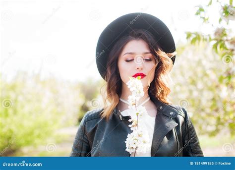 Belle Jeune Fille Dans Un Chapeau Noir Et Une Veste En Cuir Noir à La