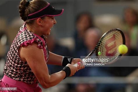 Latvias Jelena Ostapenko Returns The Ball To Frances Alize Cornet Nachrichtenfoto Getty