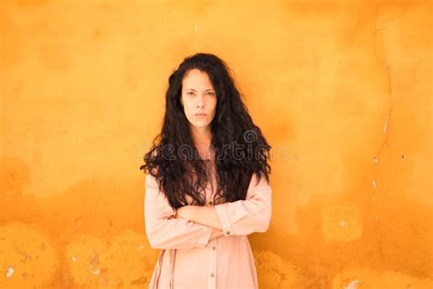 Femme Latina Brune Aux Cheveux Bouclés Penchée Sur Les Colonnes D un Gazebo Dans Le Parc La