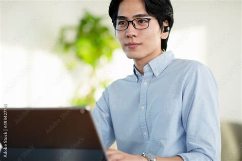パソコンを使用する男性 Stock Photo Adobe Stock