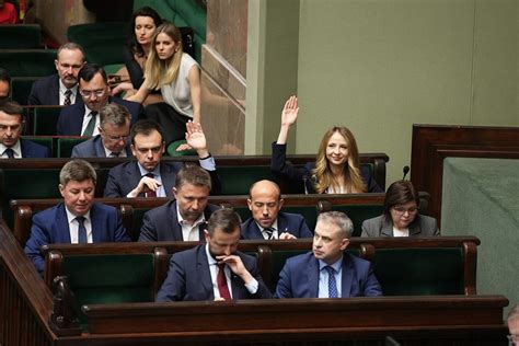 1000 zł dodatku do wynagrodzenia Sejm zdecydował Skorzystają setki