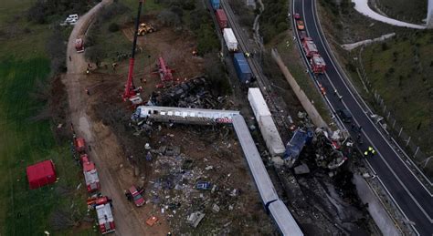 Incidente In Grecia Treno Deraglia E Si Scontra Con Un Altro Almeno