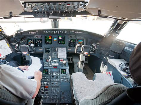 Bombardier CRJ900 Cockpit - Flight Deck - FlyRadius