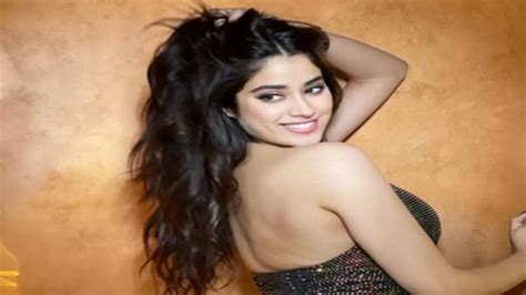 Janhvi Kapoor Oops Moment करण जौहर की पार्टी में इतनी ज्यादा साइट कट ड्रेस पहन पहुंची जाह्नवी