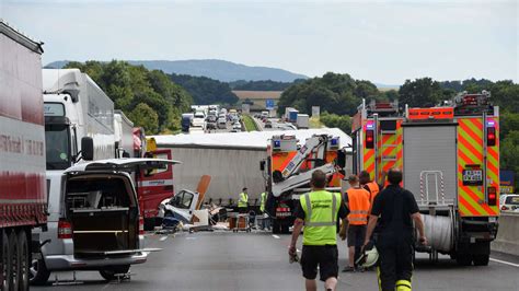 Drei Menschen Sterben Bei Unfall Auf A7 Bilder