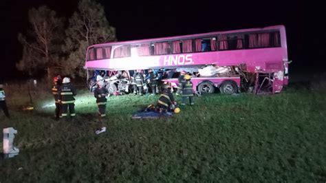 Tragedia En Ruta Violento Choque Entre Un Cami N Y Un Colectivo