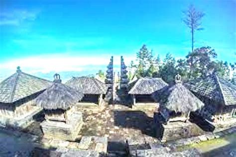 Candi Cetho Candi Mistis Di Atas Awan Wisata Solo Yang Hadirkan