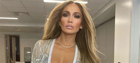 Jennifer Lopez gaat viral op Instagram in héél strakke gele bikini