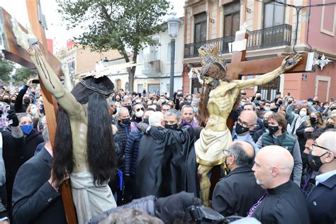 Dos Cofradías De La Semana Santa Marinera Rezan A Orillas De La Playa