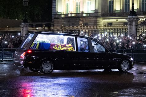 En Direct Mort Delisabeth Ii Le Cercueil De La Reine à Buckingham