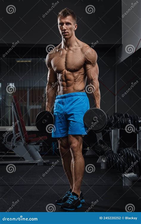 Musculoso Durante El Entrenamiento En El Gimnasio Foto De Archivo