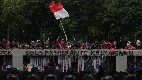 Bentrokan Massa Dan Aparat Pecah Seusai Demo Di Dpr Tempo Co