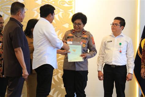 Menteri ATR BPN Hadi Serahkan 12 Sertifikat Tanah Aset BMN Dan BMD