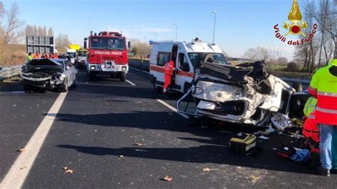 Tragico Schianto In Autostrada A Muore Enne