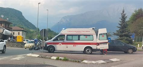 Auto Contro Moto Incidente In Codice Giallo In Rotonda Coinvolto Un