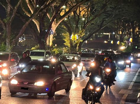 Pusat Bandar Sesak Orang Ramai Teruja Sambut Ambang Tahun Baharu