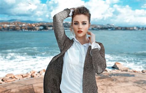 Обои girl beach model pretty face brunette pose portrait на телефон и рабочий стол