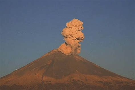 Video Volc N Popocat Petl Emite Explosi N Genera Columna Eruptiva De