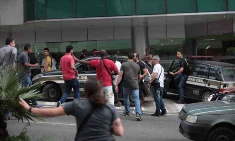 Apura O De Tiroteio Policiais Em Juiz De Fora Mobiliza Dois