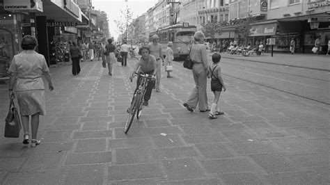 Als Radfahrer In Der Karlsruher Fu G Ngerzone F R Rger Sorgten