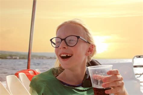 Jeune Fille Blonde Lunettes S Amuser D Couvrir Les Les Lors D Une Croisi Re C Ti Re D T