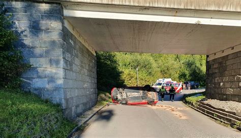 Schwerer Verkehrsunfall in Villach PKW stürzte über Brückengeländer