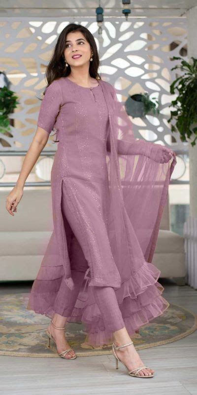 Pin von Rawan auf Women Fashion | Indische kleidung, Abiball kleider ...