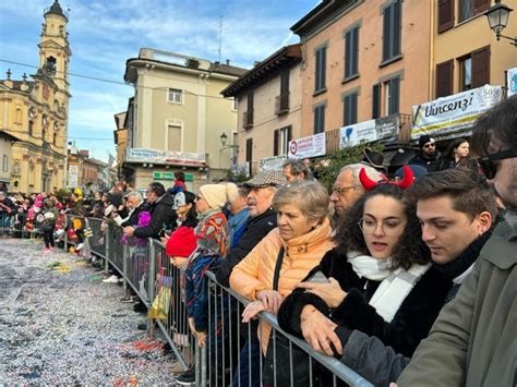 Cremona Sera Gran Carnevale Cremasco Domenica L Ultima Sfilata Dei