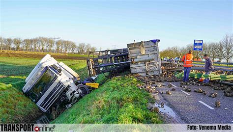 Transport Online Vrachtwagen Met Suikerbieten Gekanteld Op A Foto S