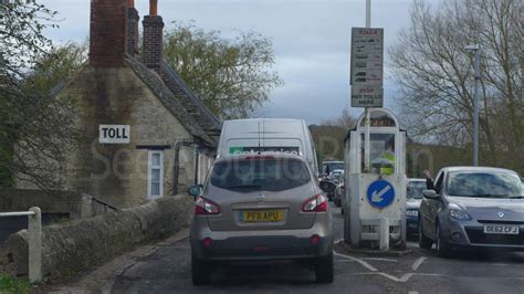 Swinford Toll Bridge and Tollhouse, Swinford, Oxfordshire - See Around Britain