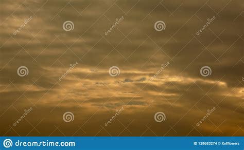 Fundo Cinzento Amarelo Escuro Das Nuvens De Tempestade Foto De Stock