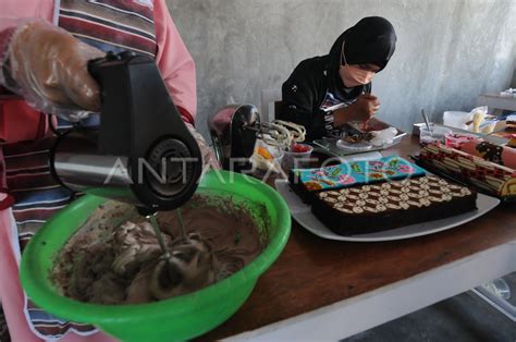 PRODUKSI KUE MOTIF BATIK ANTARA Foto