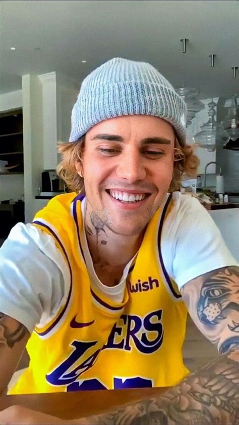 Justin Bieber 2022 Smiling Wallpaper