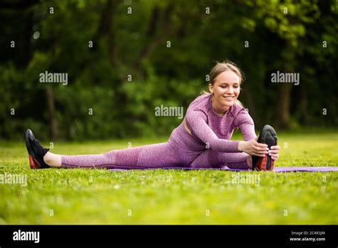 Fitness model athlete in bikini Fotos und Bildmaterial in hoher Auflösung Alamy