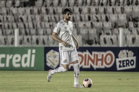 Garçom por um dia Luan Peres elogia atuação do Santos mesmo o