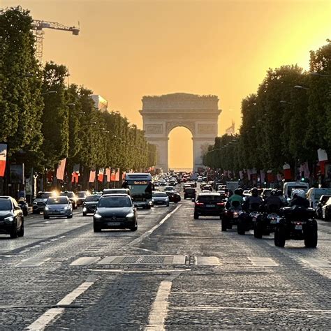 Promenade sur les Champs Elysées pariscrea