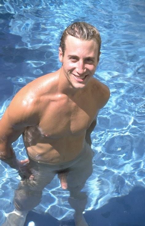 Etalon Gay Muscl S Exhibant Nu Dans Un Parc Ou Strip Teaseur Avec Une Bite De Pouces Photos