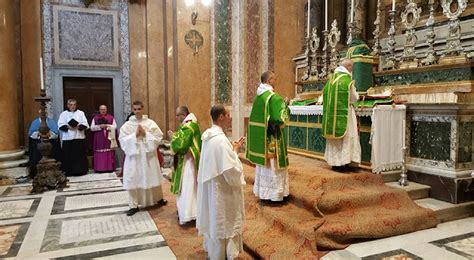 Catholicvs Asistencia Masiva A La Solemne Santa Misa En El Rito