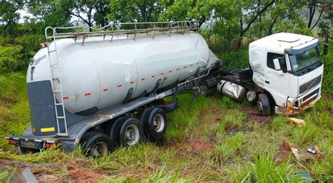 Portal Arcos Carreta carregada cimento cai em buraco após batida