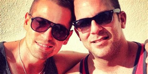 Le Foto Emozionanti Di Due Pap Gay Che Abbracciano Il Figlio Neonato Rdd