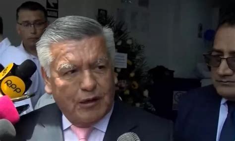 César Acuña sobre estatua en tamaño real Viene de personas que me