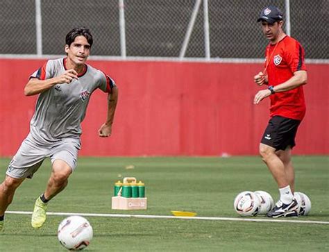 João Burse comanda treino coletivo no Vitória nesta quarta feira no