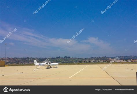 Cirrus SR22 in Camarillo airport, CA – Stock Editorial Photo © Foto.Toch #194325398