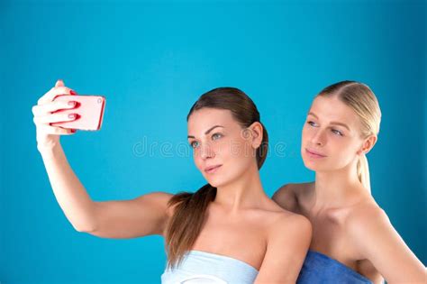 Ritratto Di Bellezza Di Giovane Bionda Attraente E Delle Donne Mezzo Nude Castane Con Pelle