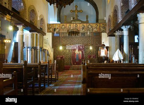 El interior de la Iglesia Ortodoxa Copta de Santa Bárbara en el barrio