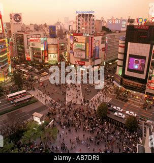 Los Peatones Llenando El Paso De Peatones En El Distrito De Shibuya De