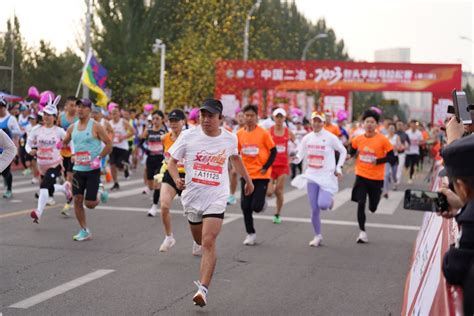 第三场包头半程马拉松鸣枪起跑 八千余名跑者奔跑迎国庆包头新闻网黄河云平台