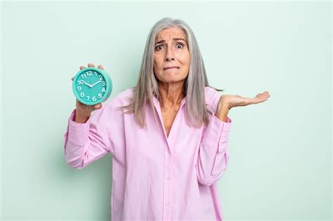 Mujer De Cabello Gris De Mediana Edad Que Se Siente Perpleja