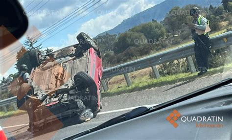 Vuelca Veh Culo En La Carretera P Tzcuaro Morelia Quadrat N Michoac N