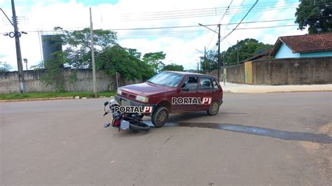 Motocicleta Vai Parar Embaixo De Ve Culo Em Acidente Em Um Cruzamento